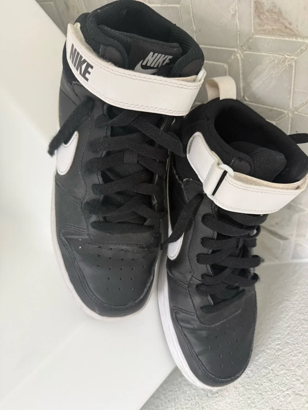 Nike 6Y Kids Black and White Court Legacy mid-Top Nike Sneakers